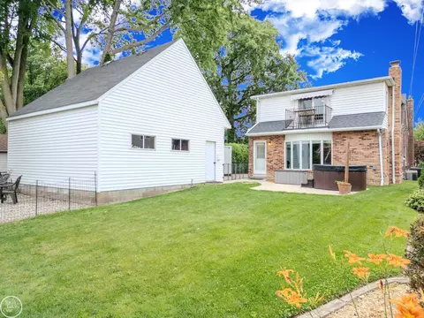 Exterior - 951 Hampton, Grosse Pointe Woods, MI 48236 photo 7 of 15
