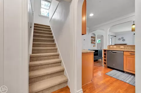 Entry Way - 951 Hampton, Grosse Pointe Woods, MI 48236 photo 7 of 10