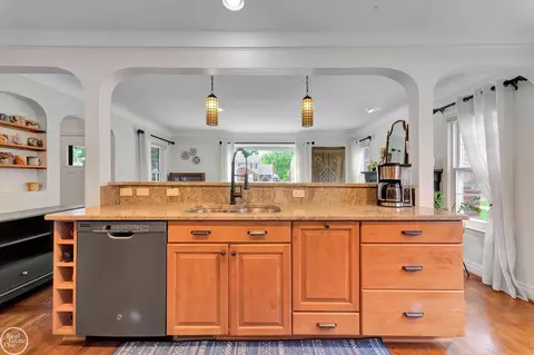 Kitchen - 951 Hampton, Grosse Pointe Woods, MI 48236 photo 2 of 4