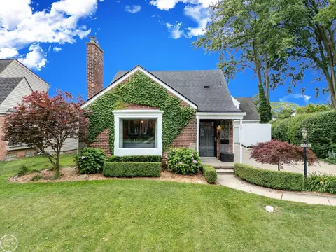 951 Hampton, Grosse Pointe Woods, MI 48236