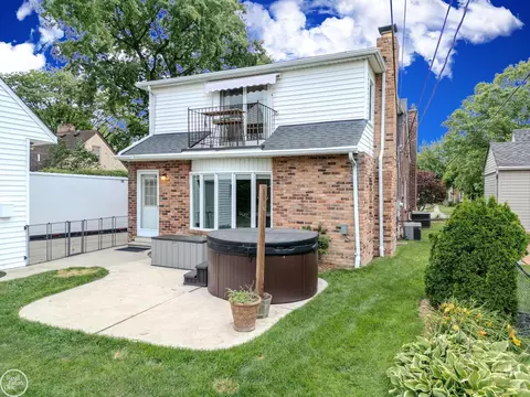Exterior - 951 Hampton, Grosse Pointe Woods, MI 48236 photo 9 of 15