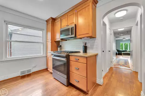 Entry Way - 951 Hampton, Grosse Pointe Woods, MI 48236 photo 2 of 10