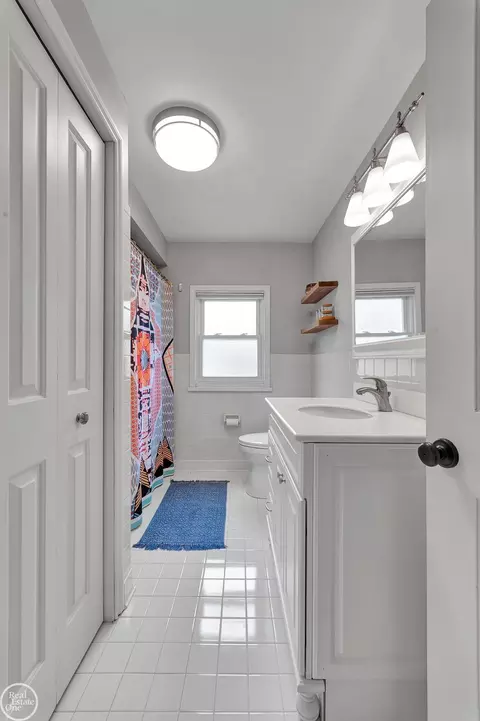Bath - 951 Hampton, Grosse Pointe Woods, MI 48236 photo 6 of 6