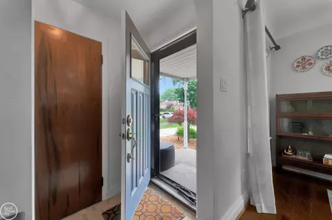 Entry Way - 951 Hampton, Grosse Pointe Woods, MI 48236 photo 10 of 10