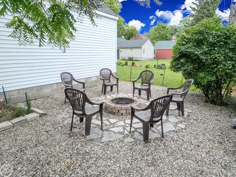 Exterior - 951 Hampton, Grosse Pointe Woods, MI 48236 photo 11 of 15