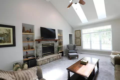Living - 485 Hut W, Flushing, MI 48433 photo 5 of 6