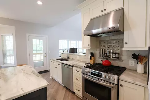 Kitchen - 485 Hut W, Flushing, MI 48433 photo 6 of 8