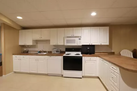 Kitchen - 485 Hut W, Flushing, MI 48433 photo 8 of 8