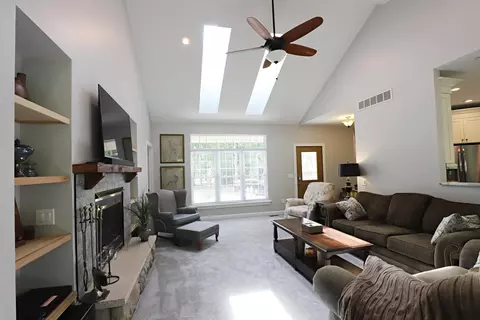 Living - 485 Hut W, Flushing, MI 48433 photo 4 of 6