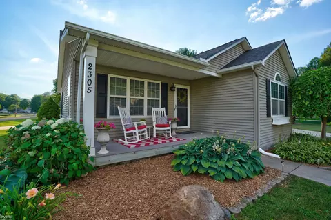 2305 Pine Grv, Burton, MI 48519