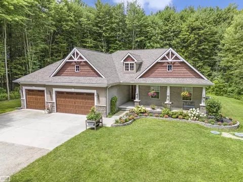 2066 Natures Way, Saint Clair, MI 48079