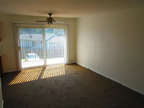 Living - 3462 Ridgecliffe, Flint, MI 48532 photo 1 of 2