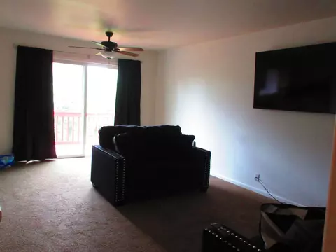 Living - 3462 Ridgecliffe, Flint, MI 48532 photo 2 of 2