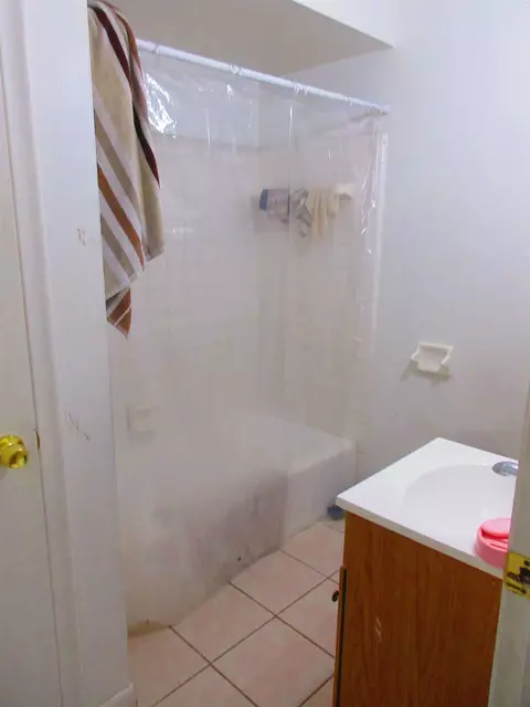 Bath - 3462 Ridgecliffe, Flint, MI 48532 photo 3 of 3