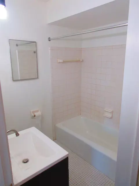 Bath - 3462 Ridgecliffe, Flint, MI 48532 photo 2 of 3