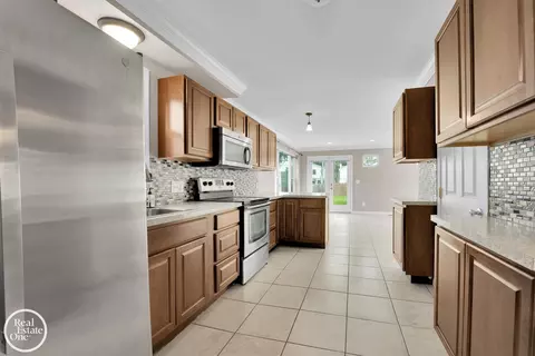 Kitchen - 1258 Hampton, Grosse Pointe Woods, MI 48236 photo 2 of 3