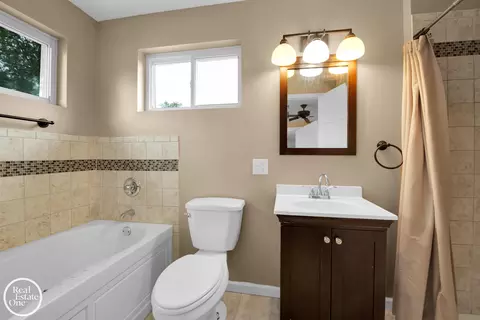 Bath - 1258 Hampton, Grosse Pointe Woods, MI 48236 photo 2 of 3