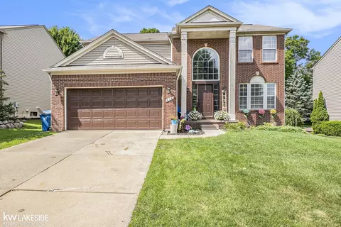 838 Canyon Crk, Holly, MI 48442