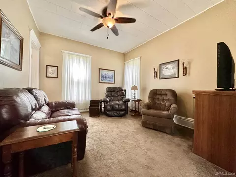 Living - 512 S 13th, Escanaba, MI 49829 photo 3 of 4