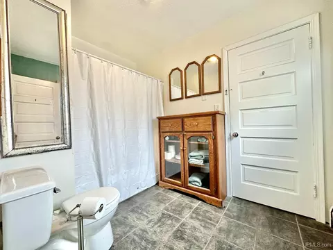 Bath - 512 S 13th, Escanaba, MI 49829 photo 5 of 6