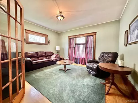 Living - 512 S 13th, Escanaba, MI 49829 photo 1 of 4
