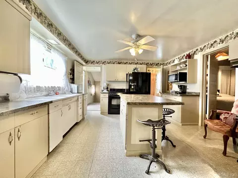 Kitchen - 512 S 13th, Escanaba, MI 49829 photo 1 of 3