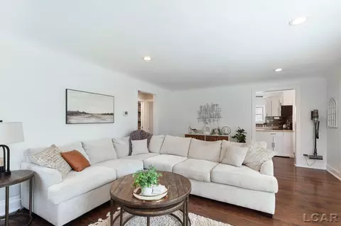 Living - 536 Budlong, Adrian, MI 49221 photo 5 of 6