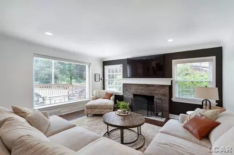 Living - 536 Budlong, Adrian, MI 49221 photo 2 of 6