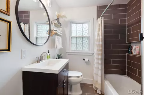 Bath - 536 Budlong, Adrian, MI 49221 photo 1 of 1