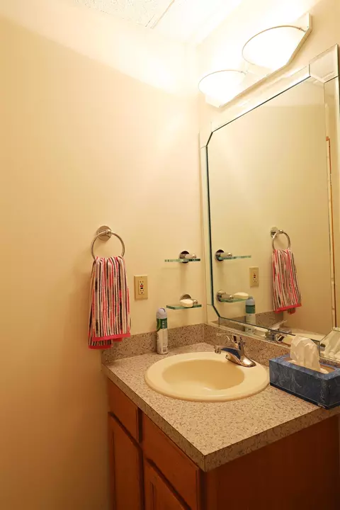 Bath - 6520 Stonebrook, Flushing, MI 48433 photo 2 of 3