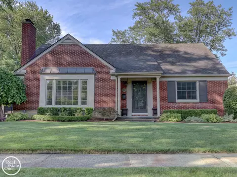 1151 Paget, Grosse Pointe Woods, MI 48236