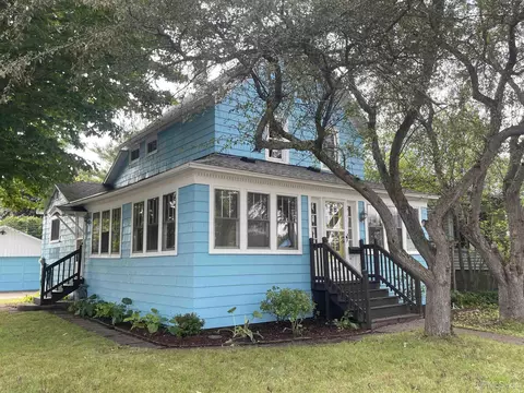 2205 Presque Isle, Marquette, MI 49855