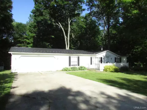 e9238 Shannon Drive, Munising, MI 49862