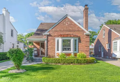 2111 Country Clb, Grosse Pointe Woods, MI 48236