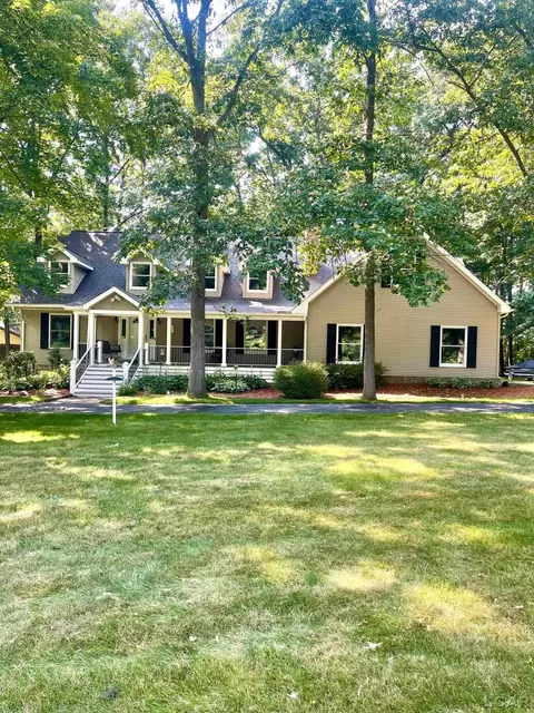 9490 Whispering Pnes, Saline, MI 48176