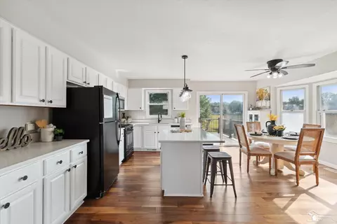 Kitchen - 2187 Willow Bnd, Temperance, MI 48182 photo 2 of 4