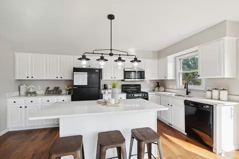 Kitchen - 2187 Willow Bnd, Temperance, MI 48182 photo 3 of 4