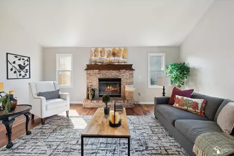 Living - 2187 Willow Bnd, Temperance, MI 48182 photo 2 of 2
