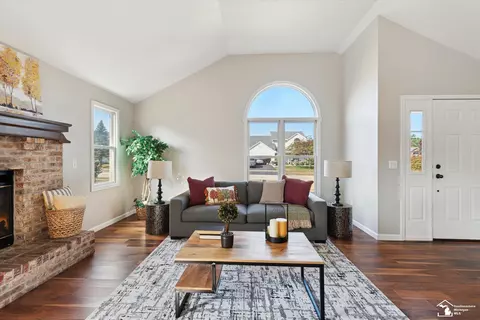 Living - 2187 Willow Bnd, Temperance, MI 48182 photo 1 of 2