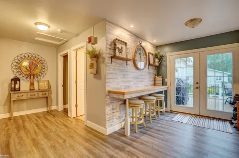 Entry Way - 7130 Lapeer, Davison, MI 48423 photo 2 of 5
