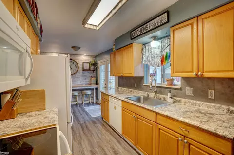 Kitchen - 7130 Lapeer, Davison, MI 48423 photo 2 of 4