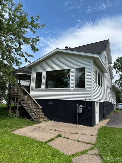 305 Oak, Ishpeming, MI 49849 photo 9
