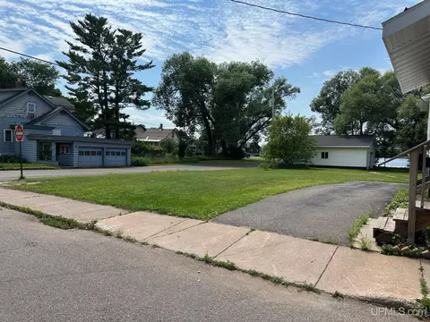305 Oak, Ishpeming, MI 49849 photo 7
