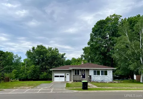 1389 River, Niagara, WI 54151