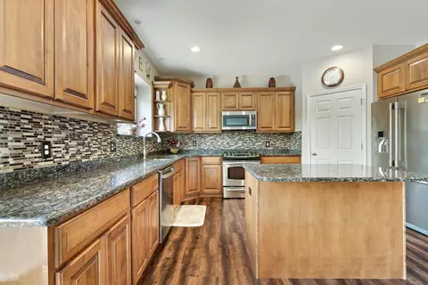 Kitchen - 49508 Evanston, Macomb, MI 48044 photo 3 of 6
