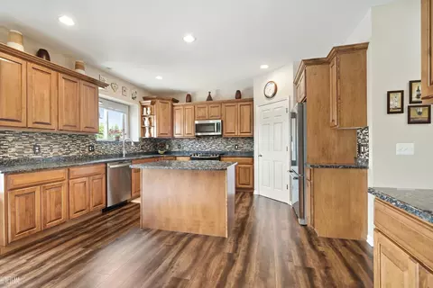 Kitchen - 49508 Evanston, Macomb, MI 48044 photo 2 of 6