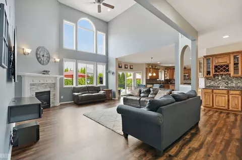 Living - 49508 Evanston, Macomb, MI 48044 photo 2 of 5