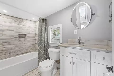 Bath - 6368 Loraine, Romulus, MI 48174 photo 1 of 1