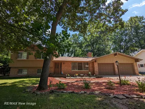17 Five Oaks, Saginaw, MI 48638