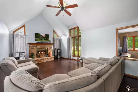 Living - 125 Smith, Temperance, MI 48182 photo 2 of 2
